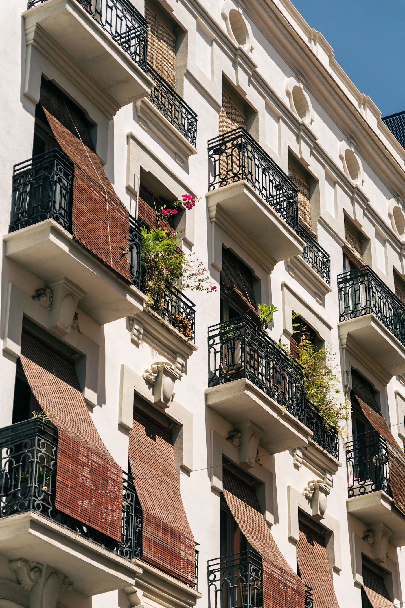 Fachada modernista con balcones de forja en el Ensanche