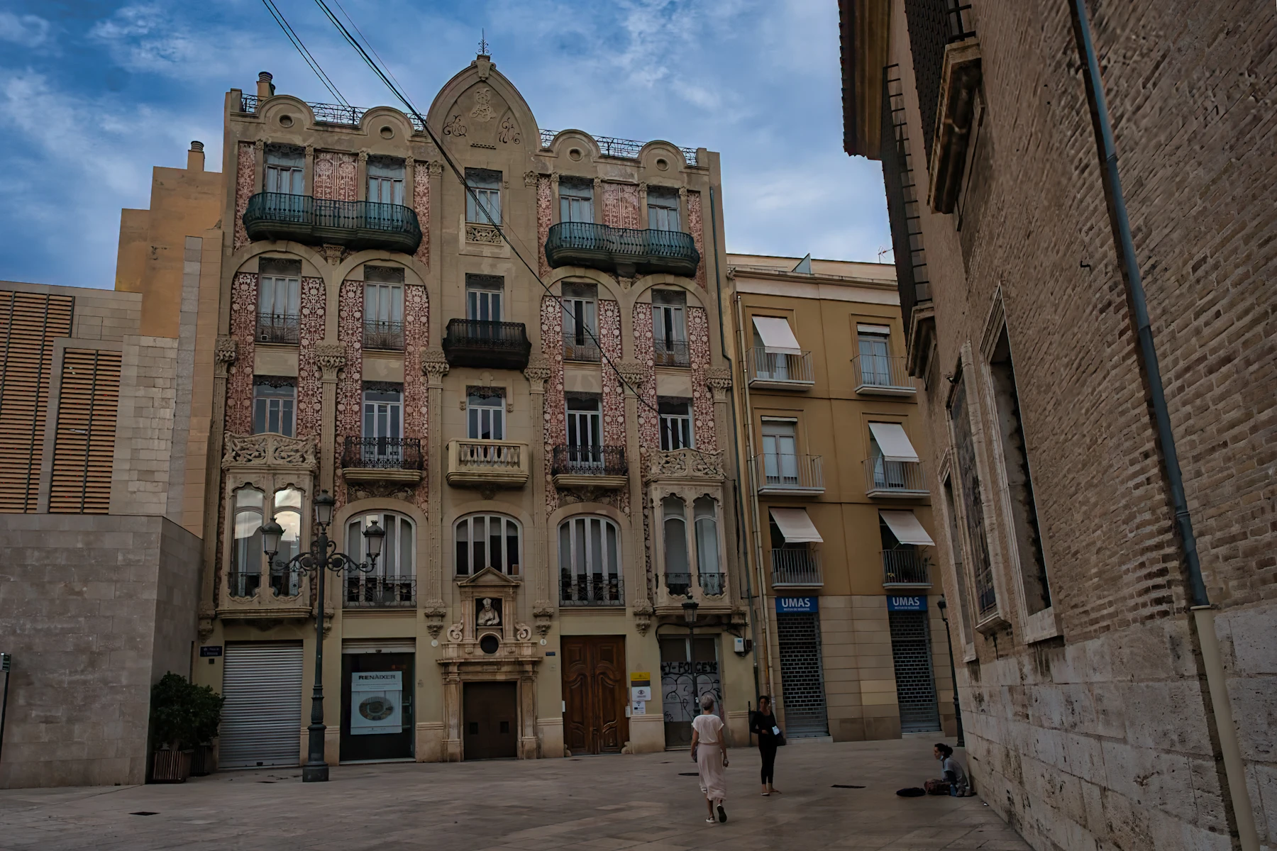 Fachada modernista del edificio de la oficina en el Ensanche de Valencia