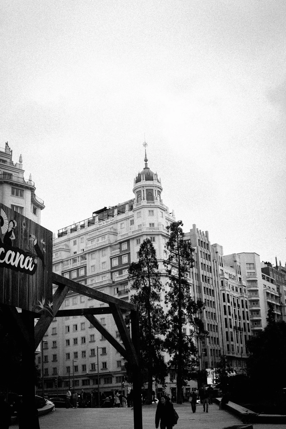 Edificio histórico de Valencia en blanco y negro
