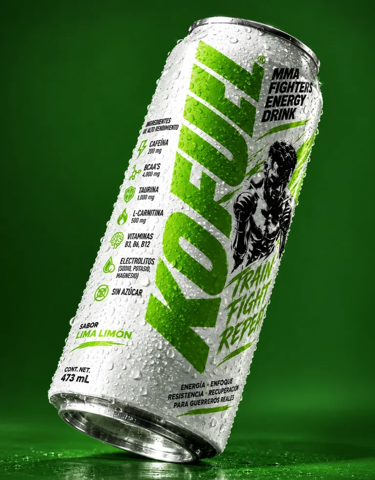Lata KOFULL Lima Limón de 473 mL con gotas de condensación sobre fondo verde