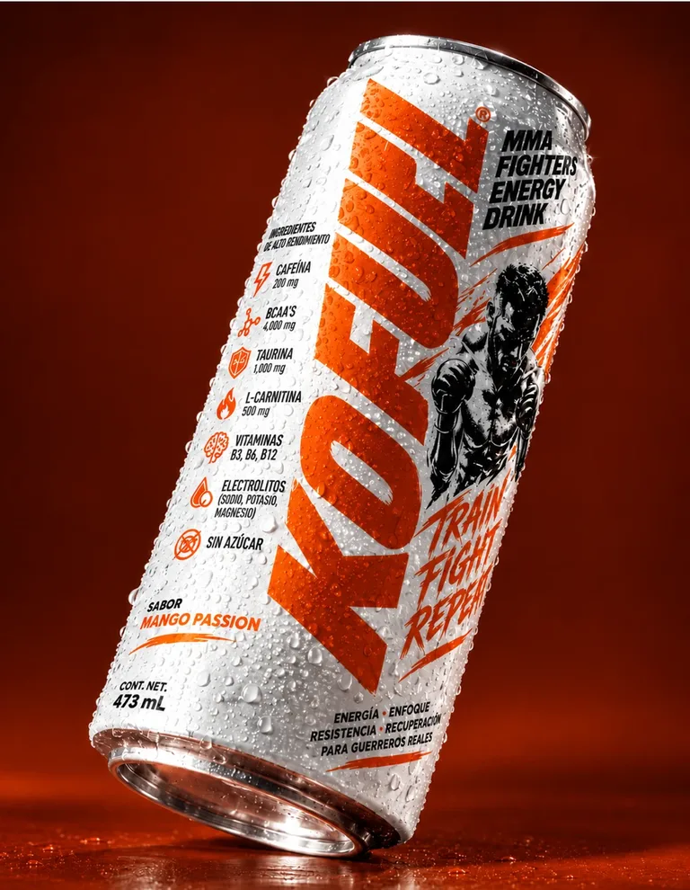 Lata KOFULL Mango Passion de 473 mL con gotas de condensación sobre fondo naranja