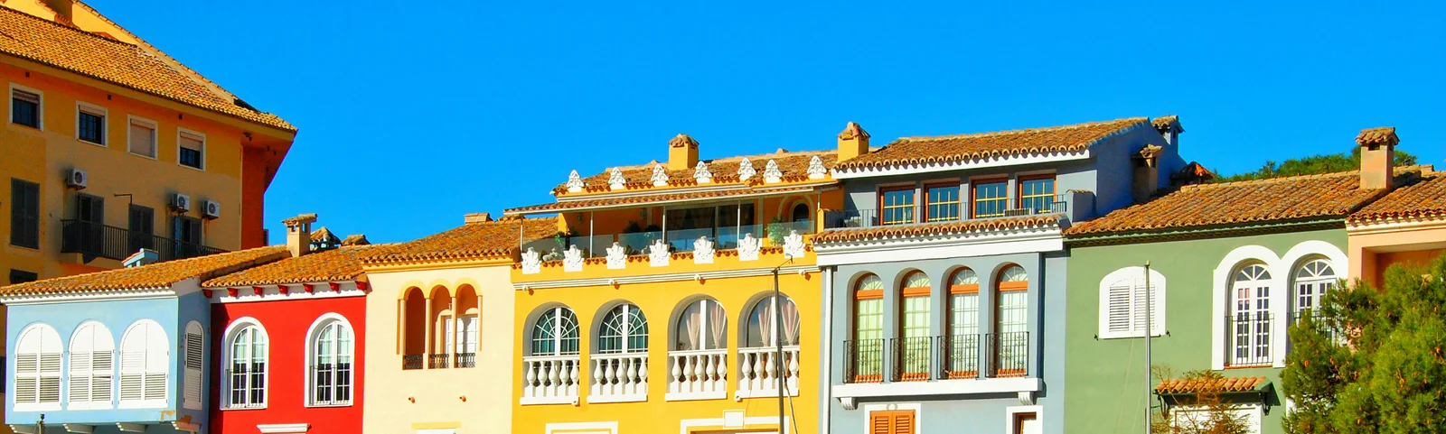Casas de colores de Port Saplaya, en Alboraia, junto al puerto deportivo